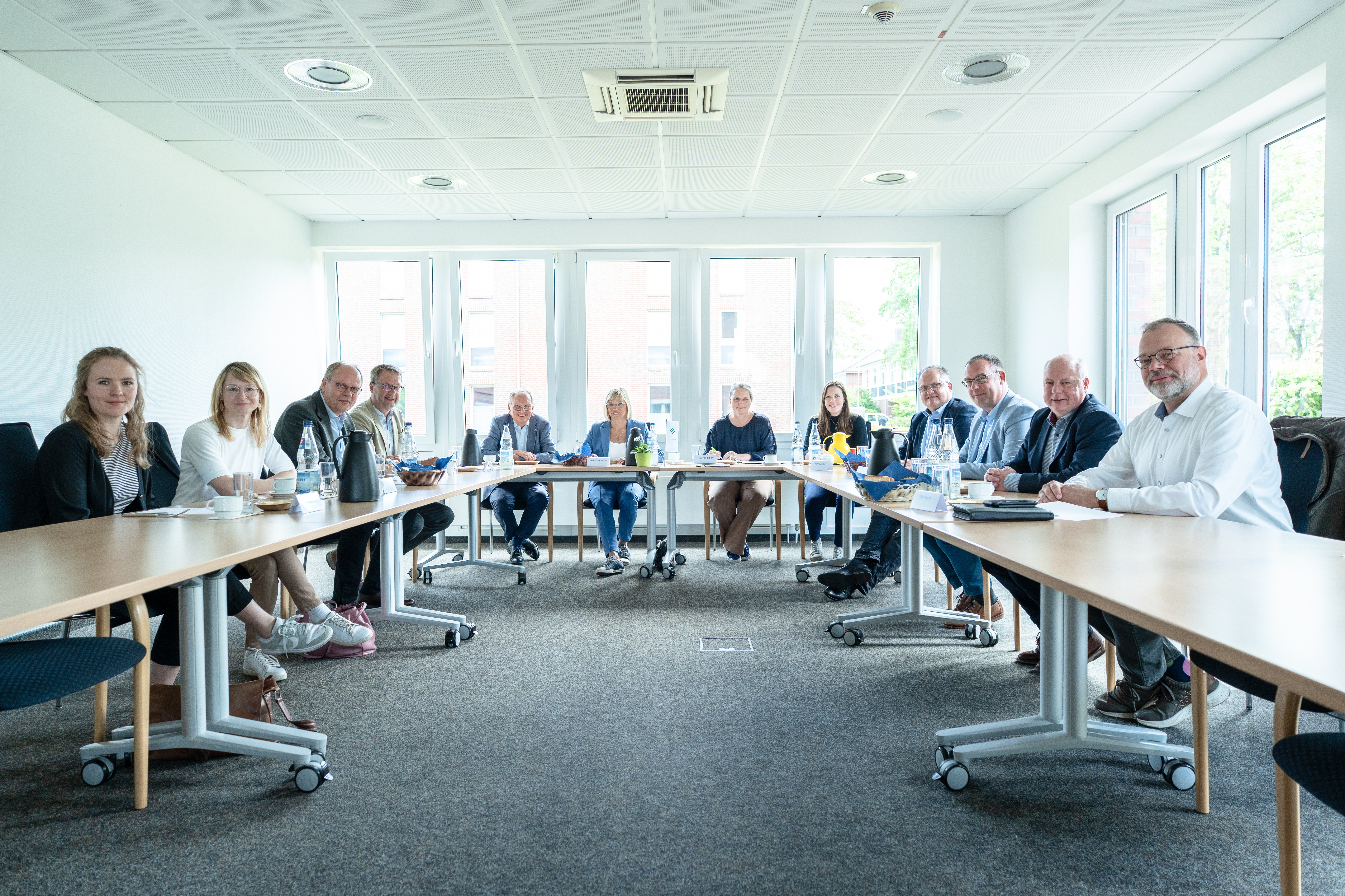 viele Menschen sitzen an Tischen