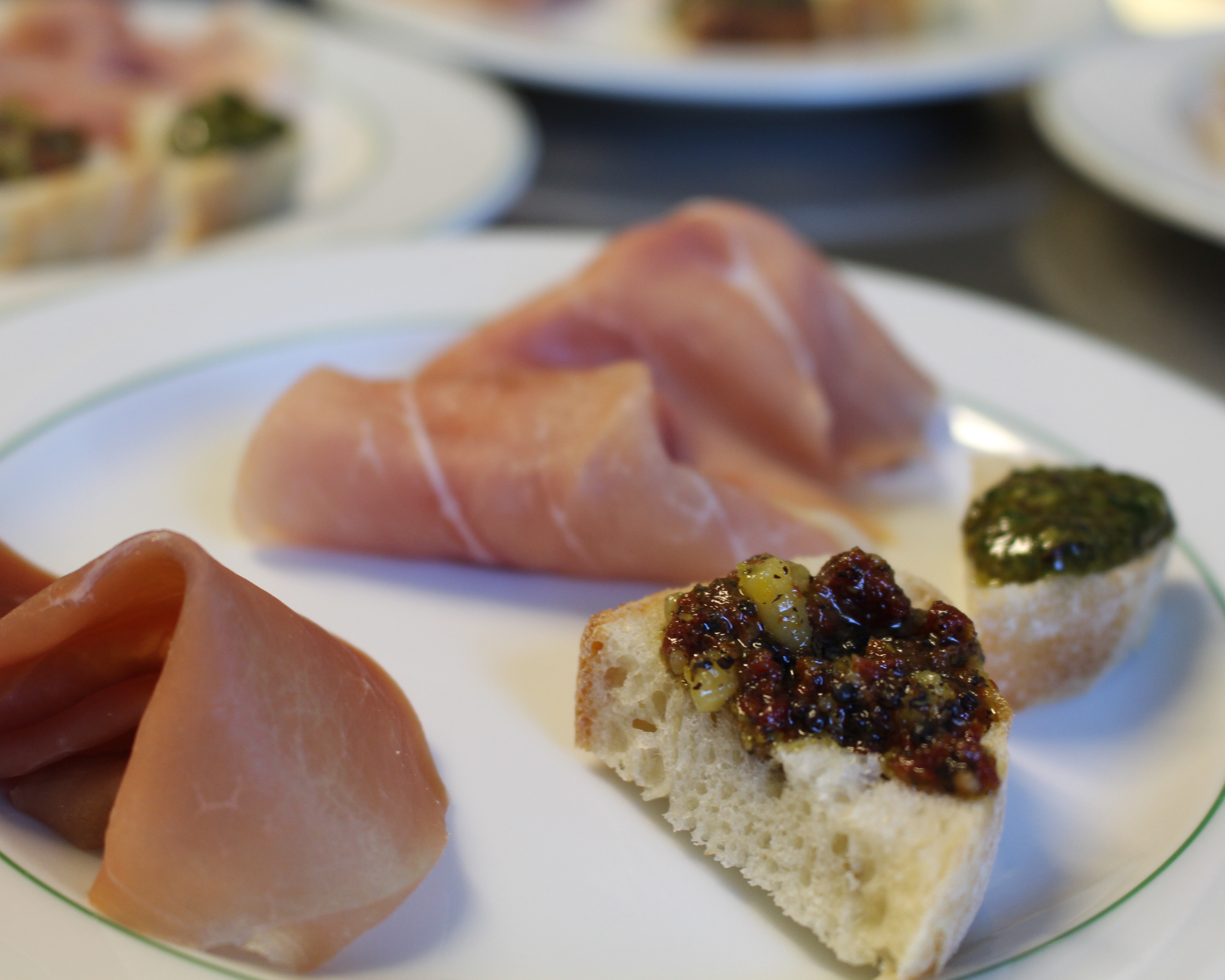 Teller mit Schnittchen und Wurstwaren